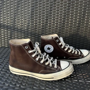 Bruna Converse All Star sneakers - Hej, säljer nu mina bruna Converse som är i väldigt bra skick. Dessa skor är sparsamt använda. Storleken är 44 men funkar nog på de som har 43 också! Om du har någon fråga om skorna är du välkommen att skriva😊