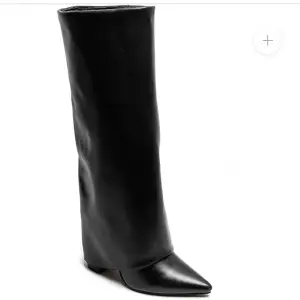 Säljer mina Snygga svarta stövlar från lululia då jag bara använt dom en gång och kommer inte till användning då jag har flera boots. Dom är i nyskick och sitter perfekt och är super snygga till både vardag och fest. Storlek 37 och säljer för 400. Skriv för frågor och fler bilder❤️