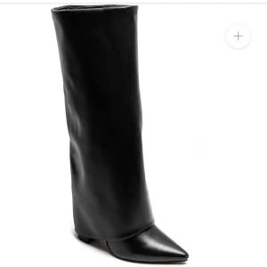 Svarta stövlar med spetsig tå - Säljer mina Snygga svarta stövlar från lululia då jag bara använt dom en gång och kommer inte till användning då jag har flera boots. Dom är i nyskick och sitter perfekt och är super snygga till både vardag och fest. Storlek 37 och säljer för 400. Skriv för frågor och fler bilder❤️