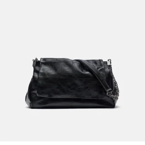 Svart väska zara - Supersnygg och knappt använd väska från zara som inte längre säljs tror jag! Pris kan Kansks diskuteras vid snabb affär! Inga defekter 