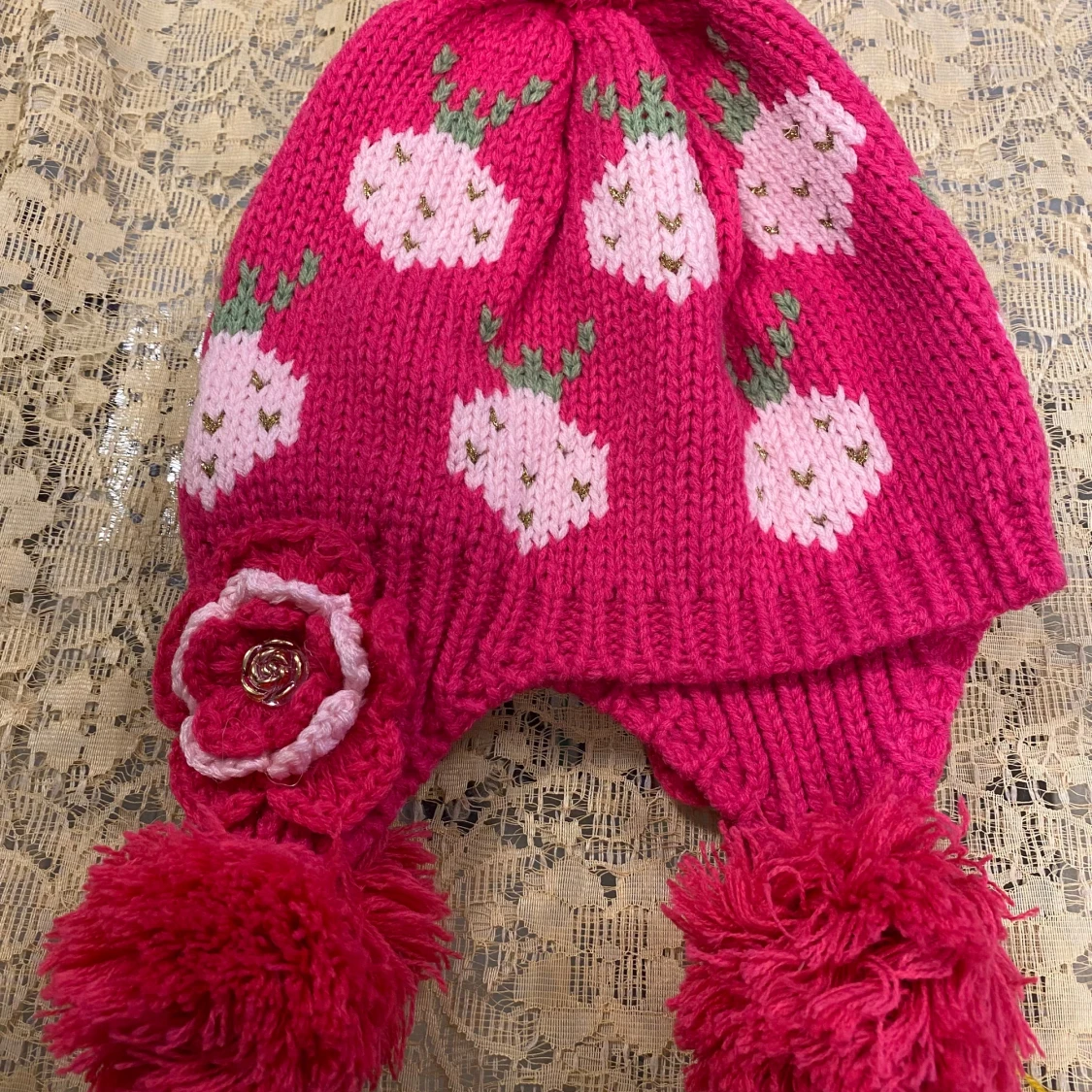 Stickad mössa med jordgubbsmönster - 90