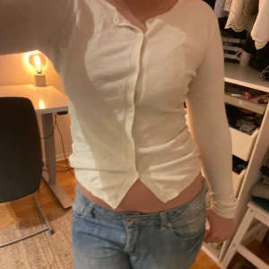 Fin kofta - En super söt kofta med små detaljer. Inprincip aldrig använd. Hör av dig vid frågor eller fler bilder! 🥰