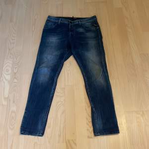 Säljer ett par snygga blå jeans från Replay i storlek 26. De har en klassisk femficksdesign och en bekväm passform. 