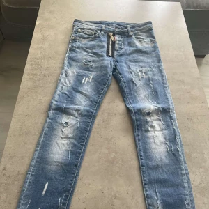 Dsquared2 jeans - Fina och fräsha ljusblåa dsquared2 jeans som måste bort från garderoben då den inte används:)