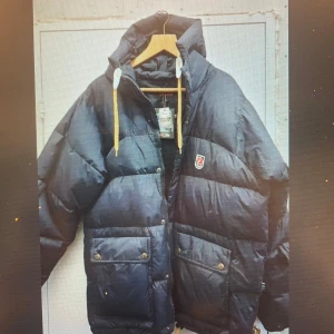 EXPEDITION DOWN LITE JACKET Herr storlek L, funkar för både herr och dam  - Jackan är köpt för 3 år sen och använd ytterst sällan då den inte kommit till användning, med andra ord så är den i toppskick 