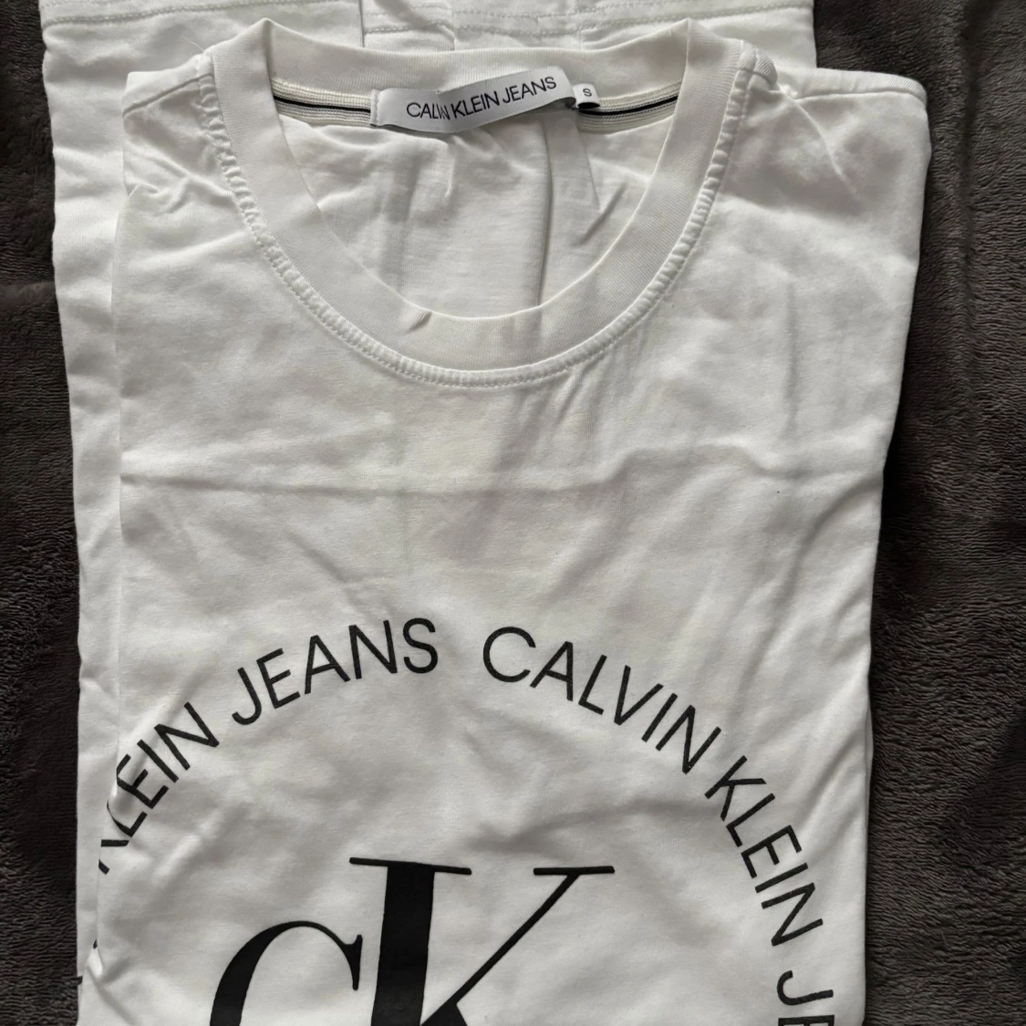 Vit t-shirt från Calvin Klein Jeans