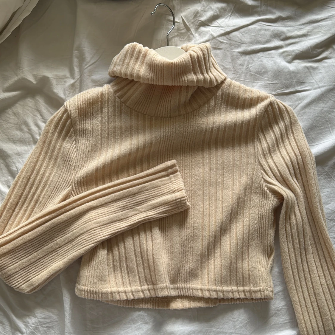 Beige ribbad polotröja