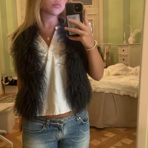 Brun pälsväst  - Säljer en snygg brun lurvig pälsväst från Onstage Denmark i storlek 38!🤎
