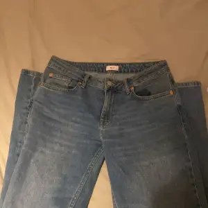 Säljer ett par lågmidjade blå jeans från nelly. Super bra skick, använt bara några gånger. Säljer för att de är lite för stora för mig. Nypris är typ 500 kr.