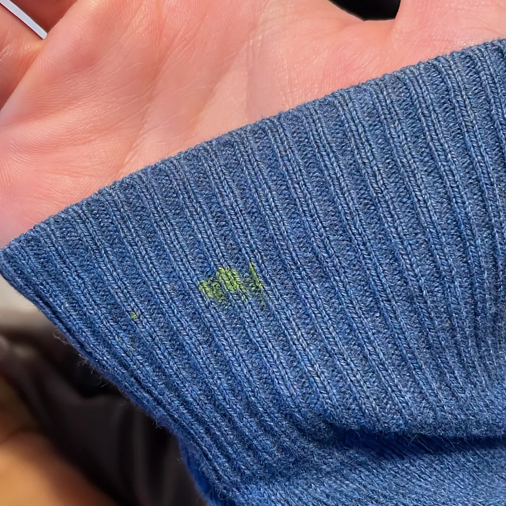 Säljer en blå tröja från Lyle & Scott i bra skick. Den har en gul fågel till logga på bröstet och ribbade muddar. Perfekt för höst och vår! Observera en liten grön fläck på ärmen. Passar både till vardags och lite finare tillfällen. Finns i mörk blå och grå på min sida. 🩵. Neuletakit & Villapaidat.