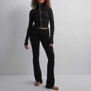 Lounge set från Nelly - Nyskick endast testat hemma. Strl S i koftan M i byxorna