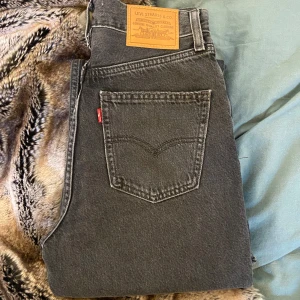 70s High Flare jeans - Säljer ett par 70s High Flare från Levi’s i storleken 24x30. Jeansen är aldrig använda pågrund av att de var för små för mig och är i nyskick. Inköpta för $108