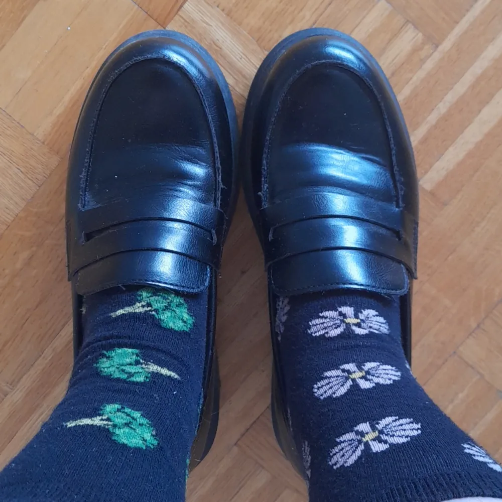 Skitsnygga svarta loafers med tjock platå från Vox Shoes! Veganskt läder. Använt kanske 2 gånger. Sitter ett hälskydd i skon för att förhinda skavsår, men går säkert att ta bort utan större problem 💕. Skor.