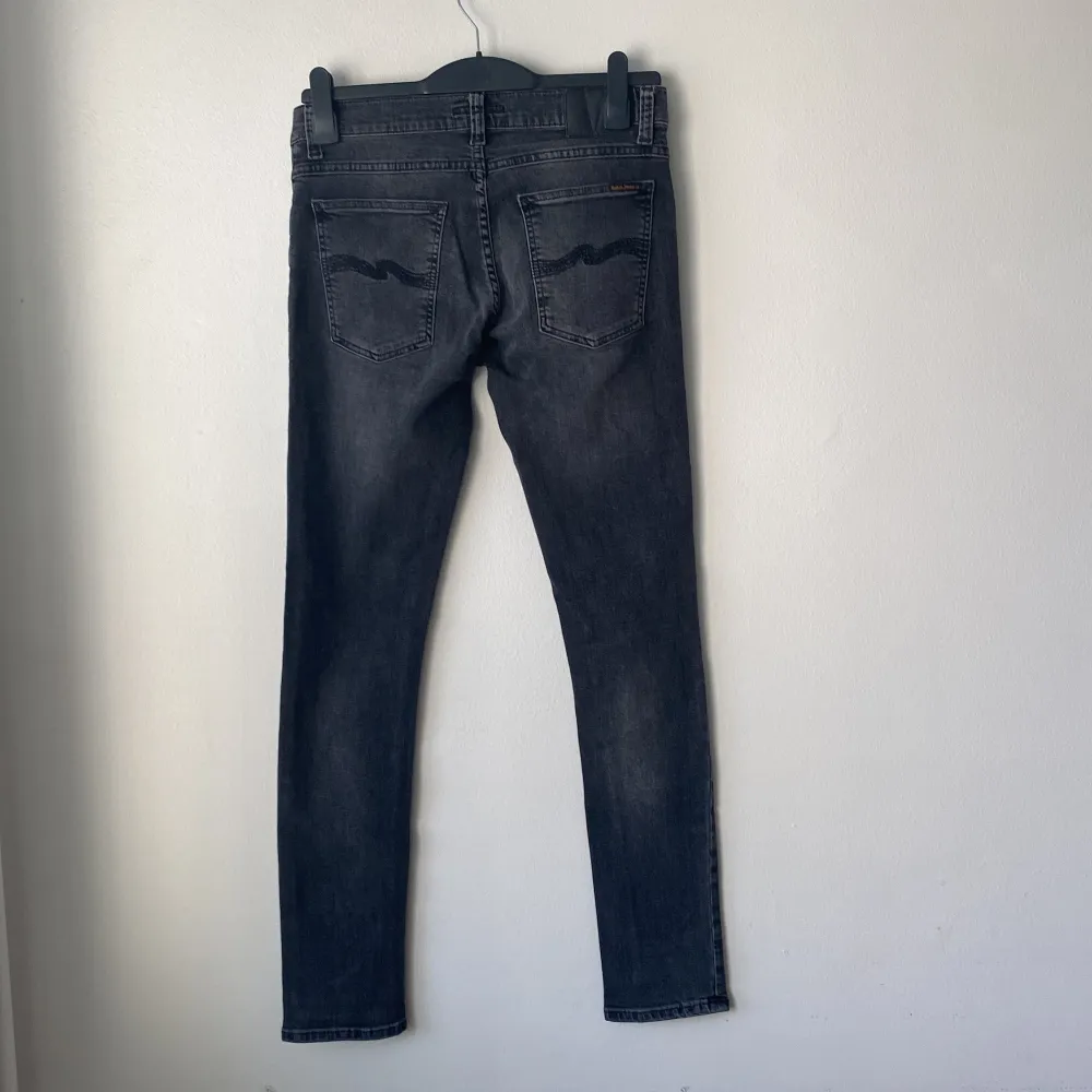 En par feta nudie jeans perfekt till hösten | skicket på jeansen är väldigt bra 9/10 | storlek w30 och l32 | ny pris 1700: mitt pris är 499 | skriv vid frågor och funderingar. Jeans & Byxor.