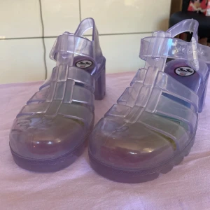 Lila glitter juju jellies med regnbågssula kawaii - Super fina juju jellies som endast varit använda en gång och sedan stått i garderoben oanvända! 