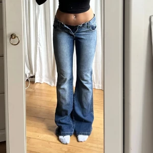 Vintage beatwear jeans  - Jättefina lågmidjade jeans köpta här på Plick. Vintage från beatwear. Säljer då de inte passar mig. Bilderna är från tidigare ägare. Storlek 36/38