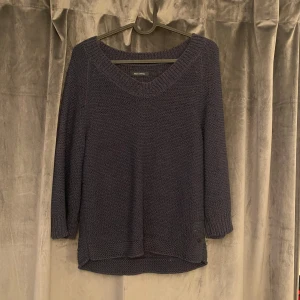 Mörkblå stickad tröja från Marc O'Polo - Säljer en snygg mörkblå stickad tröja från Marc O'Polo. Den har en v-ringad hals och trekvarts ärmar. Tröjan är i mycket bra skick och passar till både vardag och lite finare tillfällen. Supermysig och stilren! kom ihåg att kolla min profil efter andra saker om ni köper flera kommer ni få mycket rabatt!!!