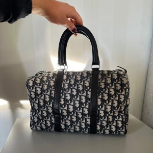 Dior Väska - Säljer en jättefin väska från Dior! Fint vintage skick, har lite slitningar och inuti är det lite fläckar (skriv för fler bilder). Följer även med en organizer till väskan.🤍