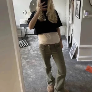 Gröna jeans  - Säljs inte längre, nyskick ! Storlek 40 men små i storlek! 💕 Sååå fina men kommer inte till användning! Bilden är lånad så skriv för egna! Buda!