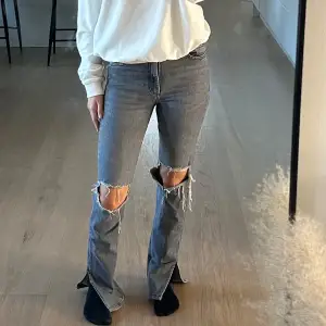 Trendiga och supersnygga gråa jeans från Zara. Hål på knäna och slits nertill. Använd ett fåtal gånger men inga brister! Jag är 170cm lång💕