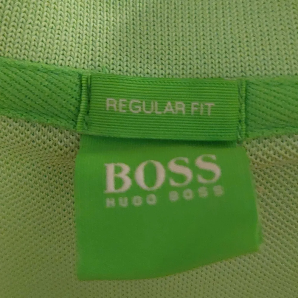 Säljer en snygg grön pikétröja från Hugo Boss i regular fit. Perfekt för både vardag och lite finare tillfällen. Tröjan har en klassisk krage och korta ärmar. Den är i mycket bra skick och redo för en ny ägare. Passar perfekt till jeans eller chinos!. Tröjor & Koftor.