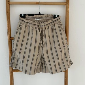 Linneshorts  - Randiga linneshorts från Cubus Mycket bra skick!