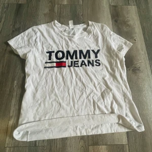 tommy jeans t-shirt - bra skick, passar s och xs