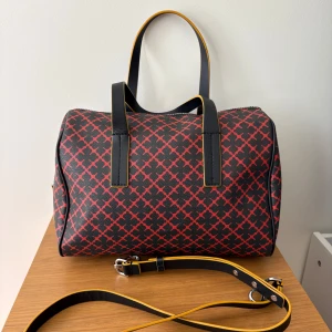 By Malene Birger väska i ny skick - Använd endast 1 gång, i ny skick, inga slitage, defekt, missfärgning & fläck. Dragkedjan fungerar felfritt. Avtagbar crossbody/axelrem och handtag i utmärkt skick. Avtagbar innerficka. Slutsåld modell, nyrpis 3500 kr. Kan skicka fler bilder. Dustbag medföljer. Pris kan diskuteras vid snabb affär