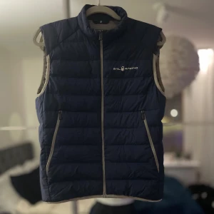 Sail Racing Väst - Säljer denna feta Sail Racing väst i färgen mörkblå då den inte kommer till användning☺️ Storlek: S‼️ Skriv vid fundering☺️💯