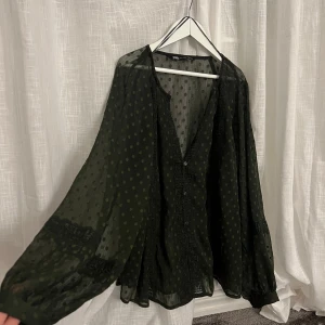 Grön blus  - Jättefin mörkgrön blus från zara! Använd ett fåtal gånger, helt utan defekter❣️Storlek S men skulle säga att den passar M superbra också!
