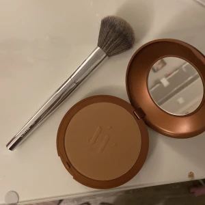 Silk Bronzer och sminkborste - Säljer en Silk Bronzer i nyansen 10 Playita från Ida Warg Beauty. Den kommer i en snygg brun förpackning med spegel. Perfekt för att ge ansiktet en solkysst look. Medföljer gör en sminkborste från CAIA, modell F03, med mjuka borst för jämn applicering. Om man bara vi köpa ens så kostar bronzern 70 helt ny endast testad och borsten 65 nästan helt ny!🩷