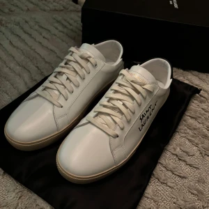 Saint laurent skor stl 43 - Säljer YSL skor storlek 43. Riktigt bra skick och bara använda nån gång 