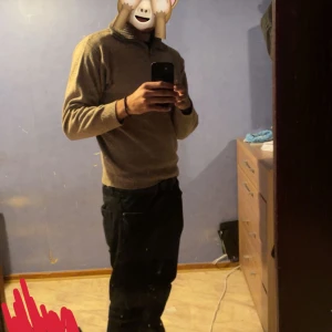 Beige stickad Zip up  - Storlek M  Perfekt skick använt en gång  Jag är 187 cm, 81 kg   Ställ gärna Frågor  Pris kan diskuteras