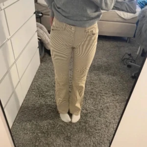 Jeans - Snygga jeans från H&M. Aldrig använda utan i helt nyskick som är jättesnygga på😍Pris kan diskuteras. Nypris 299