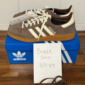 Adidas Handball Spezial W - Säljer ett par Adidas Handball Spezial W.      DS oanvända  Size 39 1/3   Finns i stholm eller fraktas.   Kvitto och box tillkommer . Köpte från Adidas nyligen.  