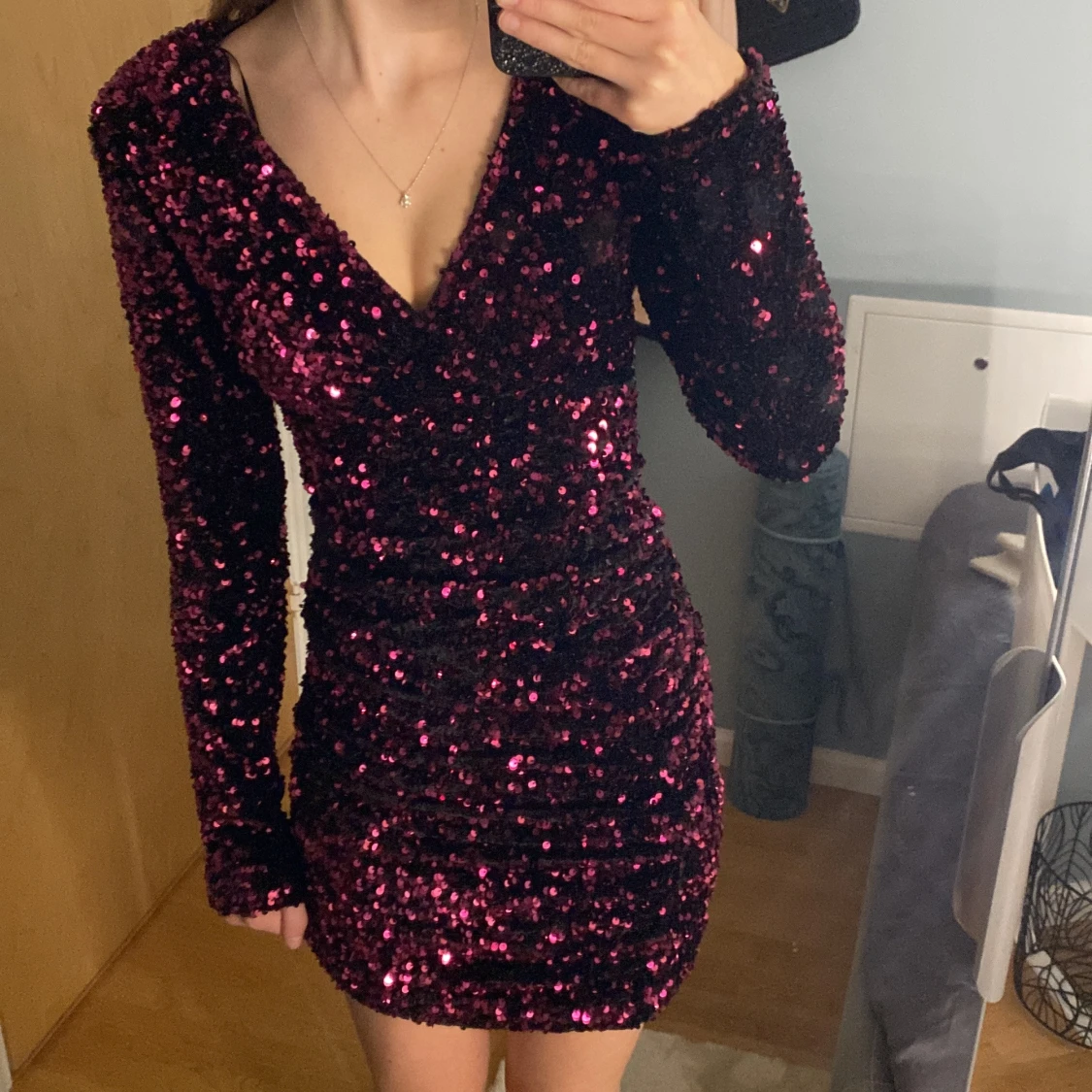 Vinröd paljettklänning från Gina Tricot