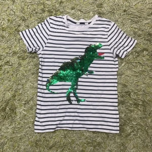  Dinosaurier tröja - En dinosaurietröja som kan byta färg från grön till blå. 