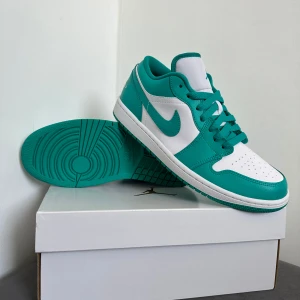 Jordan 1 Low New Emerald - Jordan 1 Low New Emerald | Storlek: 42 | Helt Nya med Box och Kvitto