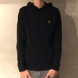 Lyle Scott Hoodie - Lyle Scott Hoodie - Pris 220kr - Bra skick utan defekter 9/10 - Storlek: M - Hör av er för mer information!