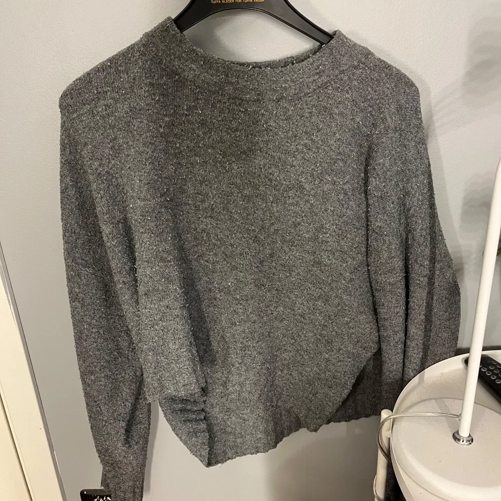 Grå stickad tröja från hm i mycket fint skick då den bara använt några få gånger 💞. Neuleet.