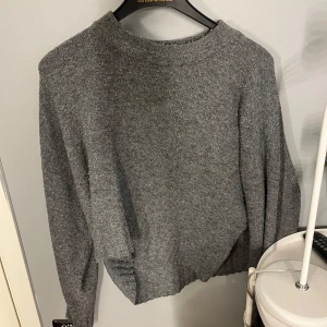 Grå stickad tröja  - Grå stickad tröja från hm i mycket fint skick då den bara använt några få gånger 💞