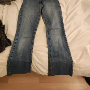 Low waist bootcut jeans från levis. Säljer för att dom är för små för mig.