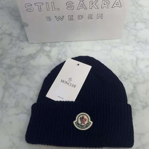 Moncler rib ull mössa i färgen blå och en i vit. One size. Pris 450kr - Monclear mössa 