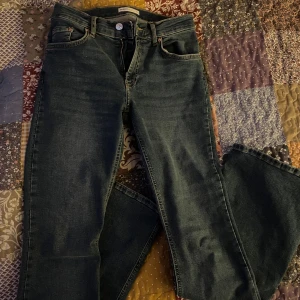 Mörkblå jeans från Gina Tricot  - Säljer ett par snygga mörkblå jeans från Gina Tricot Perfect Jeans i storlek 38. Helt nya använt 2 gånger och säljer för att dom är för små. Säljer för billigare pris än vad de säljs på Gina Tricot!