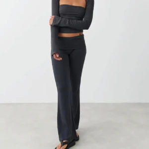 Svarta bootcut byxor - Säljer dessa yogapants från Gina Tricot. De var lite för korta för mig som är 175 men annars sköna och superfina!💕