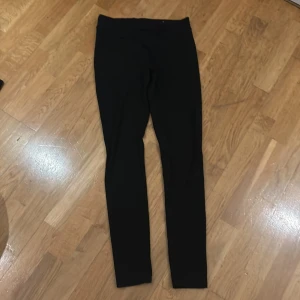 Svarta leggings från Gina Tricot - Säljer ett par svarta leggings från Gina Tricot. De är i bra skick och perfekta för både vardag och underplagg. Materialet är stretchigt och bekvämt.