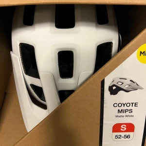Vit cykelhjälm Lazer Coyote MIPS - Helt ny och aldrig tagit ut ur förpackningen. Nypris; 1349kr, Säljer en vit cykelhjälm från Lazer, modell Coyote MIPS. Hjälmen är i storlek S (52-56 cm) och har en matt finish. Den är designad för att ge extra säkerhet med MIPS-teknologi. Perfekt för cykling och andra utomhusaktiviteter.