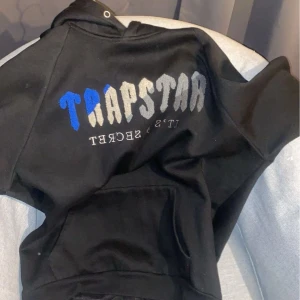 Trapstar tracksuit - Säljer en trapstar tracksuit i bra skick. Den är smutsig på bilden men tvättar innan frakt