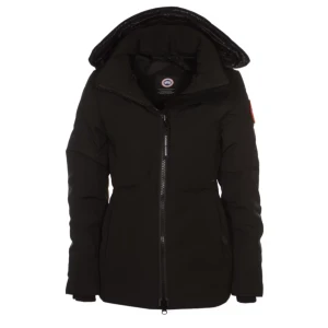 Canada goose - Säljer min fina canada goose jacka då den bara hänger i garderoben och tar plats, hur fin som hälst och i bra skick. Ska flytta så måste bli av med den så fort som möjligt därav priset. Strl S men passar M/  kan diskutera pris vid snabb affär❤️