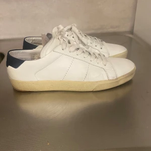 Saint laurent skor - Tja säljer ett par feta dojjor. Size 42,5 Skick 8/10 Pris 2500